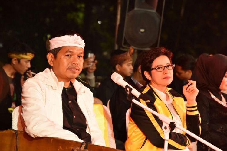 Ketua DPD Golkar Jawa Barat Dedi Mulyadi (kiri) dan kader Golkar Nurul Arifin (tengah) saat menghadiri safari budaya di Kota Bandung, Jumat (27/10/2017).