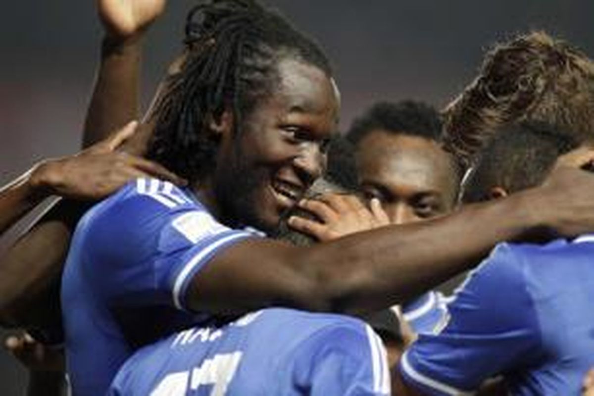 Pemain Chelsea, Romelu Lukaku berselebrasi bersama rekannya seusai mencetak gol dalam laga persahabatan melawan Indonesia All Stars di Stadion Utama Gelora Bung Karno, Senayan, Jakarta, Kamis (25/7/2013). Chelsea menang 8-1.