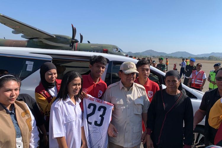 Prabowo saat berpose bersama perwakilan anak anak BeTA Academy yaitu Gered Bily yang baru saja kembali mengikuti Festival Sepakbola Barcelona dan Jojo da Silva di Atambua, NTT. 