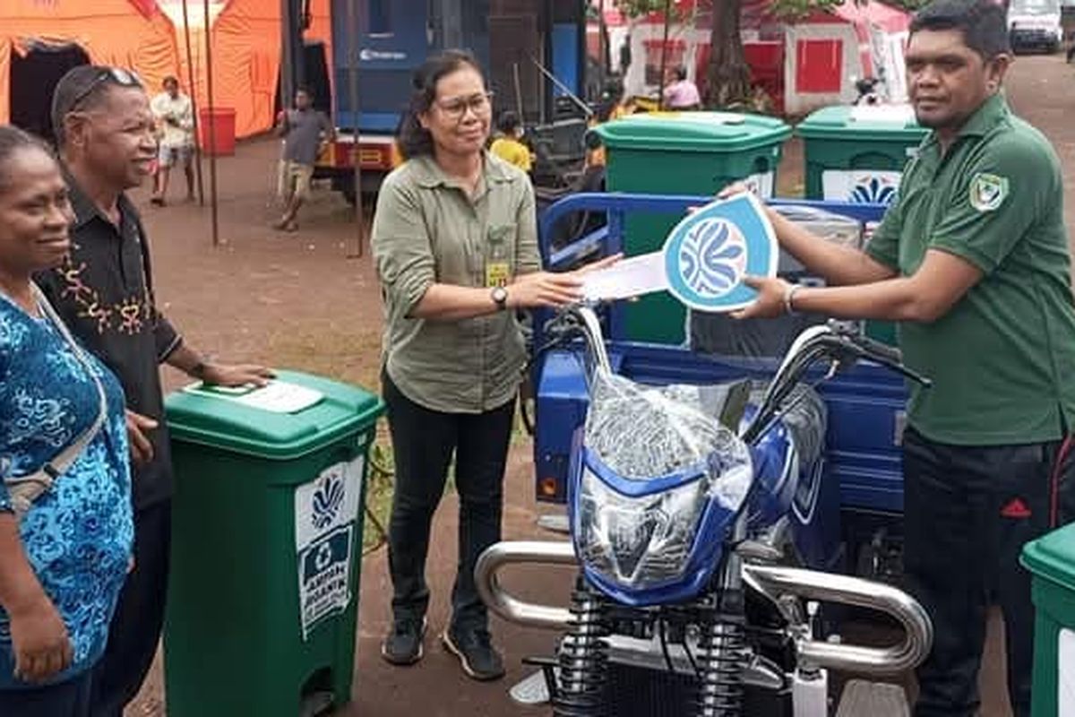 Pemkab Flotim menerima bantuan berupa delapan unit kendaraan pengangkut sampah dan 50 unit tempat sampah terpilah dari Kementerian Lingkungan Hidup dan Kehutanan (LHK). 