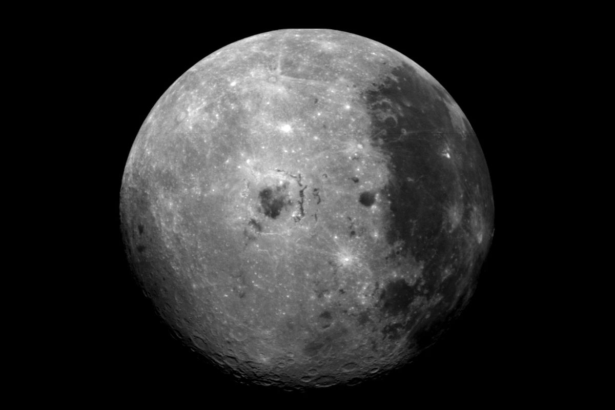 Penampakan permukaan Bulan, satelit Bumi yang diabadikan wahana antariksa NASA, Galileo melalui pencitraan Galileo Solid State.