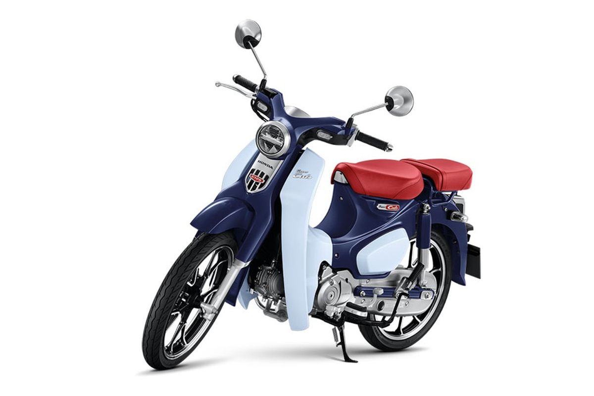 Honda Super Cub C125 model 2021 pakai jok belakang dan pijakan kaki pembonceng.