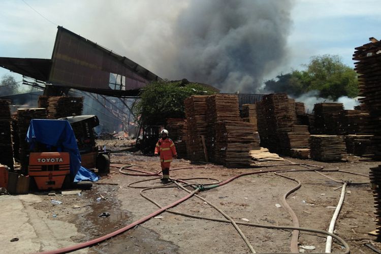 Pabrik pengolahan kayu PT Karya Mandiri, yang berada di Desa Sekarkurung, Kecamatan Kebomas, Gresik, kebakaran.