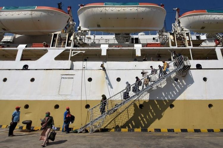 Otoritas Pelabuhan Benoa, Denpasar, Bali, mendeteksi dua TKI asal Malaysia yang turun dari Kapal Motor (KM) Binaiya, 21 Mei lalu. Dua TKI itu disebut tidak membawa surat keterangan telah menjalani karantina.