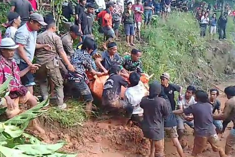 Tim SAR gabungan bersama warga mengevakuasi jenazah korban longsor di jalan Poros Buntao – Rantebua, yang menghubungkan Kabupaten Toraja Utara dengan Kabupaten Luwu, Sulawesi Selatan, Sabtu (27/4/2024) sore.