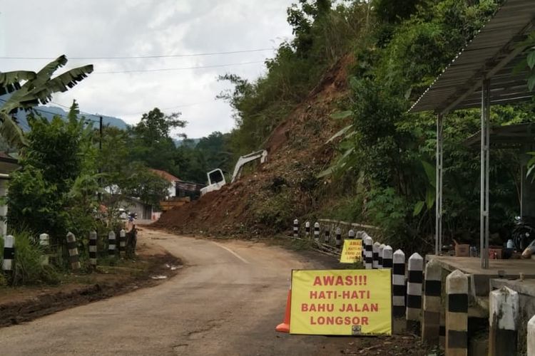 Jalan Raya Kutoarjo-Bruno, Purworejo, Jawa Tengah, yang tertutup material longsor.