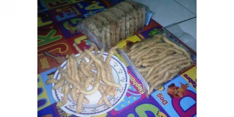 Kembang Goyang dan Kue Akar, camilan khas Betawi yang perlu dilestarikan.