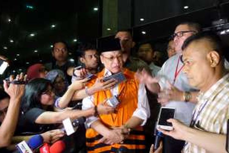 Mantan Ketua DPRD Riau, Johar Firdaus, resmi menjadi tahanan KPK setelah diperiksa sebagai tersangka di Gedung KPK, Jakarta, Selasa (7/6/2016).