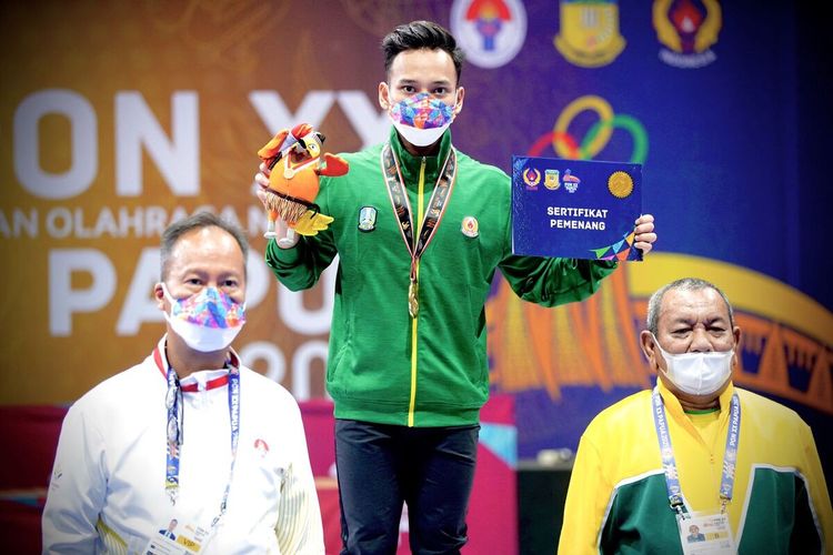 M. Daffa, mahasiswa Unesa meraih emas di cabor wushu pada ajang PON XX Papua 2021.