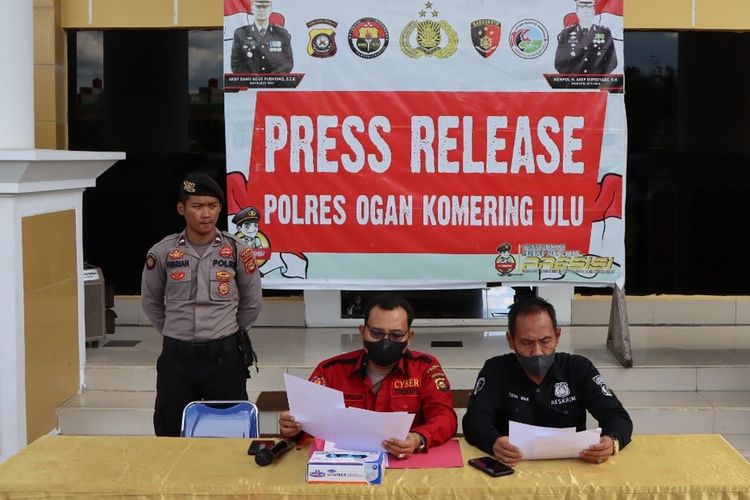 Polres OKU saat menggelar konfrensi pers terkait ungkap kasus pembunuhan Pj BPD Desa Karang Dapo M Sajili (45), Sabtu (15/10/2022)