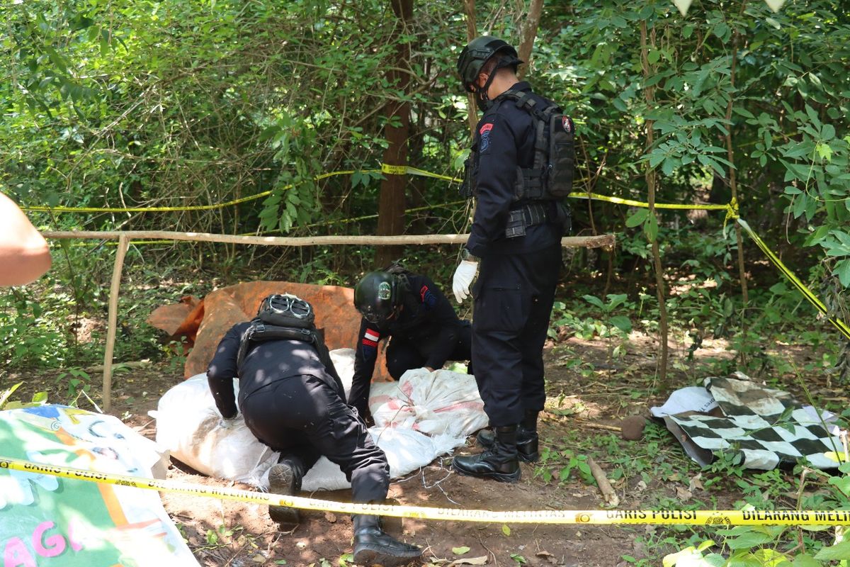 16 Granat dan 393 Amunisi Peninggalan Perang Dunia II di Huntara Erupsi Lewotobi Dimusnahkan