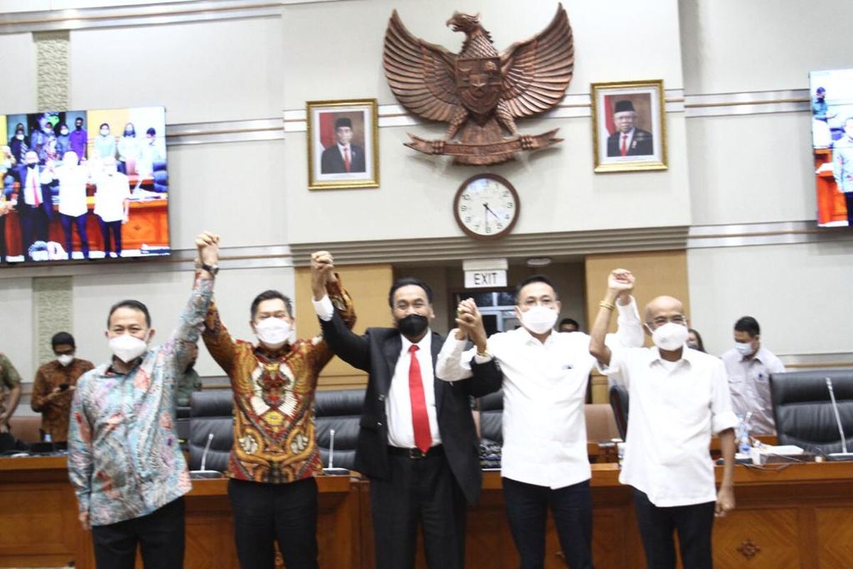 Serah terima jabatan Ketua Komisi III DPR RI di Ruang Rapat Komisi III DPR RI, Jakarta, Senin (22/11/2021).