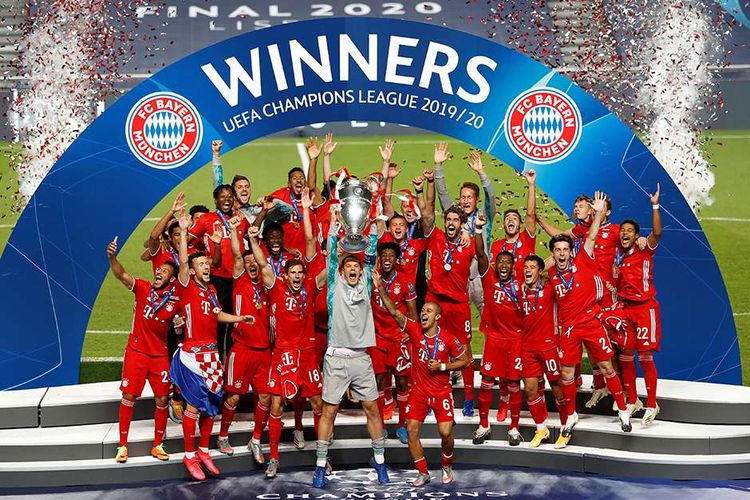 Pemain Bayern Muenchen melakukan selebrasi dengan trofi juara setelah menang dalam laga final Liga Champions melawan Paris Saint-Germain (PSG) di Stadion Da Luz, Lisbon, Portugal, Minggu (23/8/2020). Bayern Muenchen keluar sebagai juara Liga Champions 2019-2020 setelah berhasil menundukkan PSG di final dengan skor 1-0.