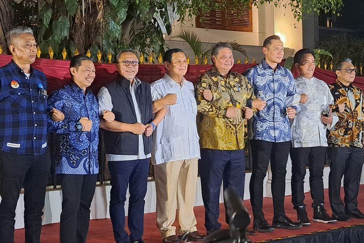 Bakal calon presiden Koalisi Indonesia Maju (KIM) Prabowo Subianto berfoto bersama para ketua umum partai politik anggota KIM seusai pertemuan di kediaman Prabowo, Jalan Kertanegara, Jakarta, Jumat (13/10/2023).