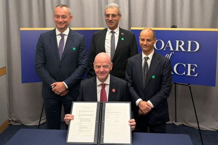 Presiden FIFA, Gianni Infantino (depan), usai menandatangani perjanjian kerja sama dengan Board of Peace, Kamis (19/2/2026) di Washington DC, Amerika Serikat. Inisiatif ini bertujuan memulihkan ekosistem sepak bola di Gaza, Palestina.