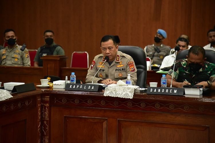 Kapolda Maluku, Irjen Pol Lotharia Latif saat menyampaikan paparan dalam rapat dengar pendapat terkait penyelesaian bentrok warga di Pulau Haruku dengan Komisi I DPRD Provinsi Maluku, Kamis (10/3/2022)