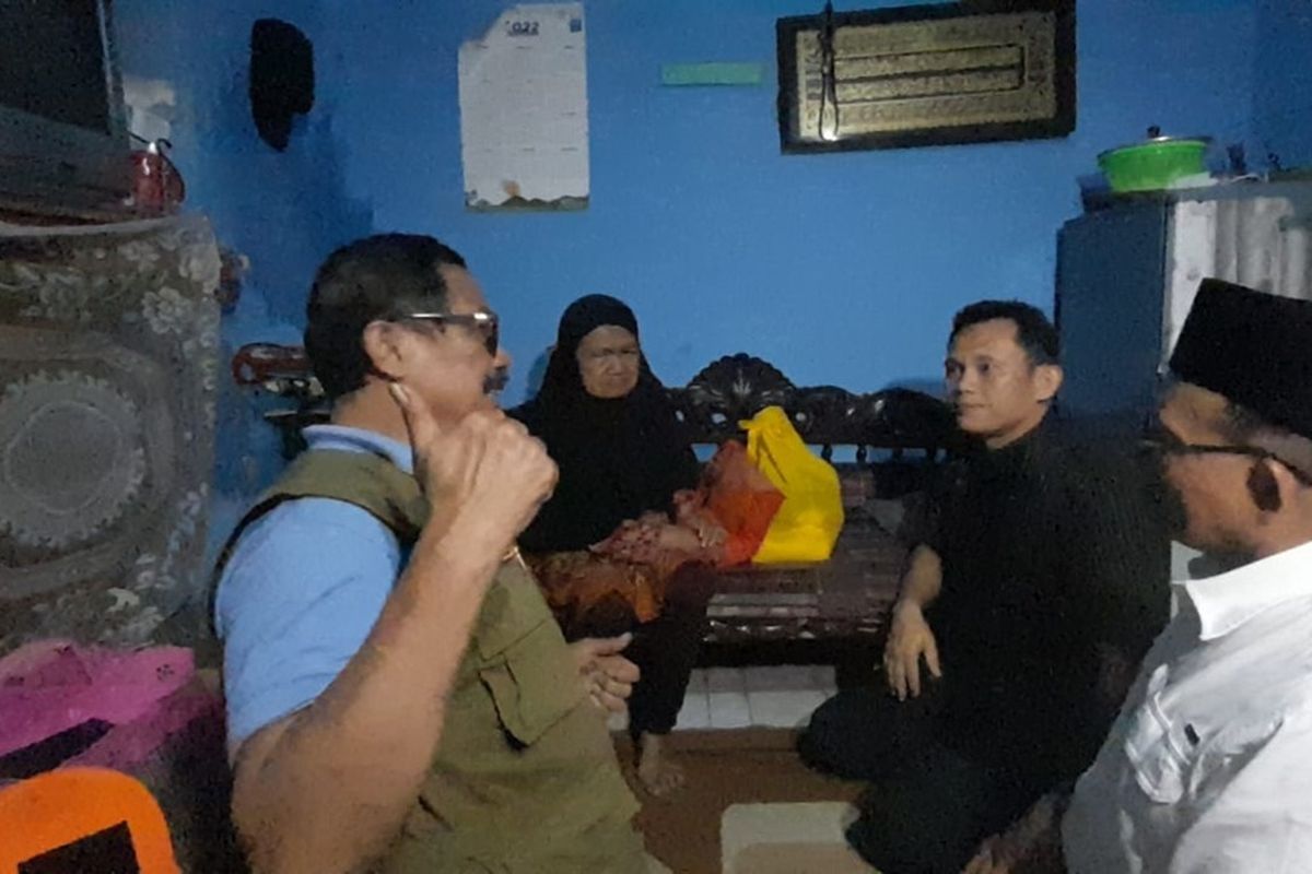 Penjabat Wali Kota Tasikmalaya Cheka Virgowansyah, langsung mengecek 1 rumah ambruk akibat gempa Garut Magnitudo 6,4 pada Sabtu (3/12/2022) sore.