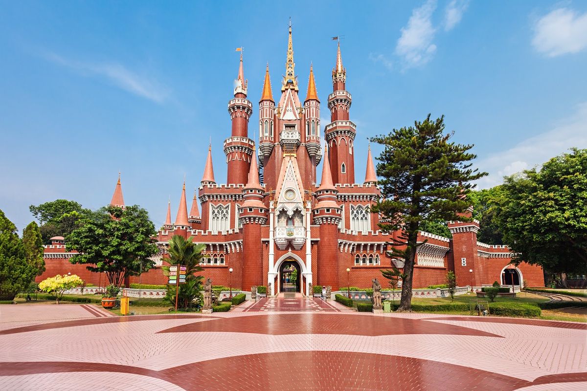 Istana Anak-anak, Taman Mini Indonesia Indah (TMII), Jakarta DOK. Shutterstock/saiko3p