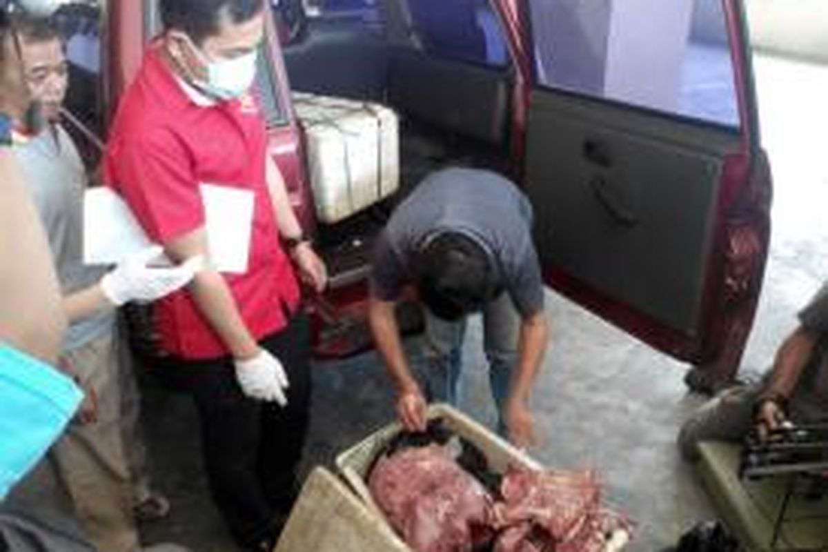 Ilustrasi: Ada saja kecurangan yang dilakukan para penjual daging  untuk menipu para konsumen dengan menjual daging celeng (babi hutan). Seperti yang dilakukan KTJ alias S (57) warga Kapuk Muara, Penjaringan, Jakarta Utara yang telah sengaja melakukan usaha mengedarkan dan menjual daging celeng atau babi hutan tanpa ijin.