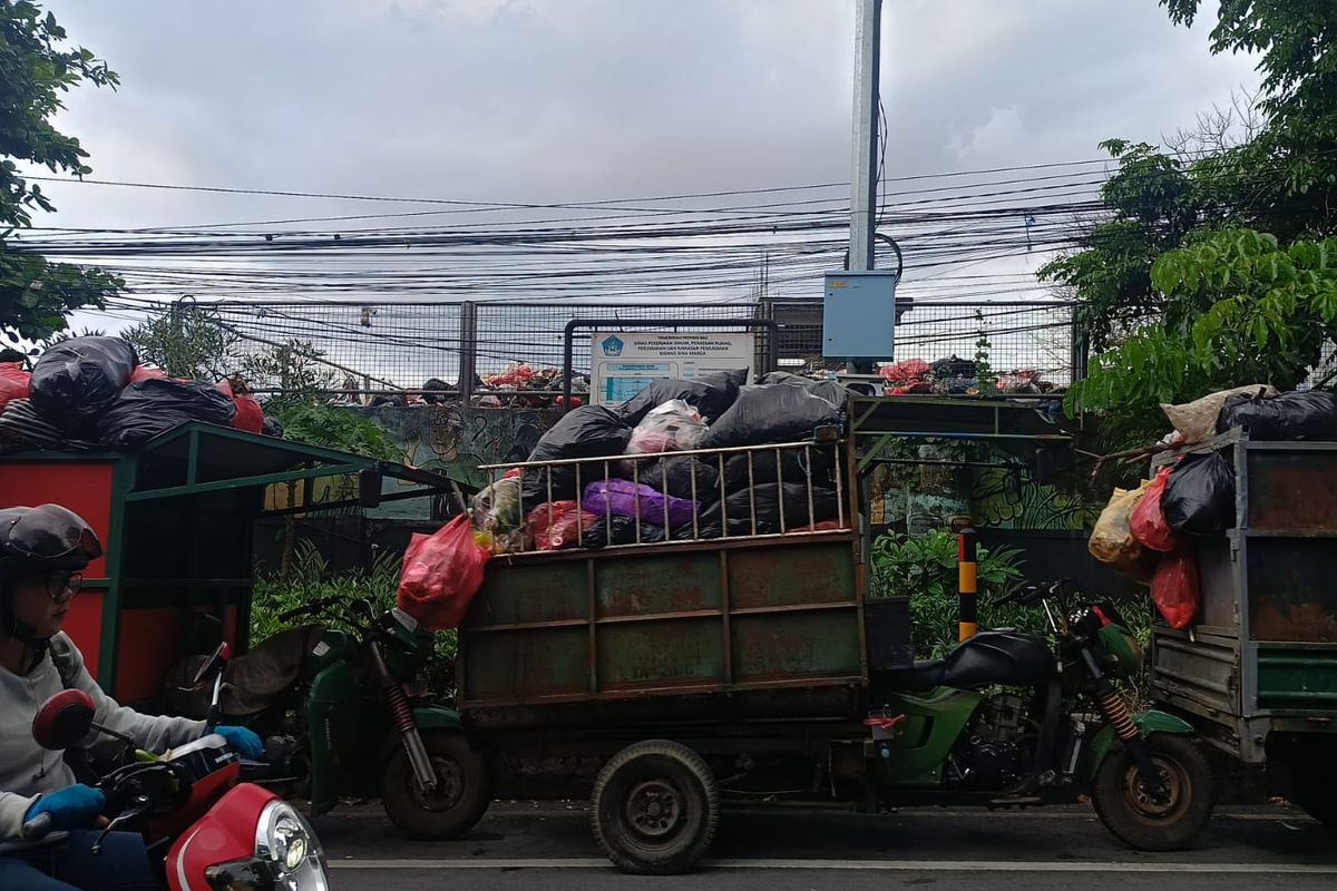 Pengendara memarkir mobil mochi, antre untuk membuang sampah di TPS yang lokasinya dekat dengan Kantor Gubernur Bali, Denpasar. 