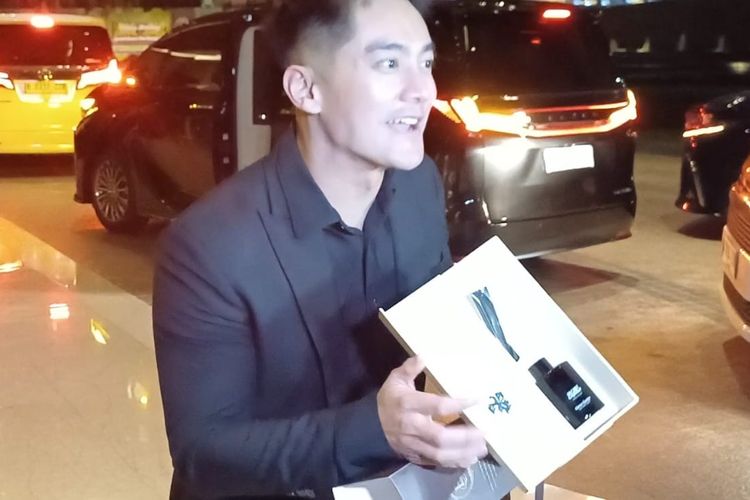 Beda dari Akad. Apa Isi Suvenir Resepsi Pernikahan El Rumi dan Syifa Hadju? 