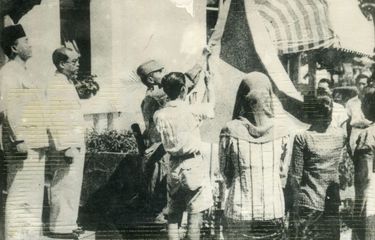  *** Local Caption *** Upacara penaikan bendera sang merah putih di halaman gedung pegangsaan timur 56 (Gedung Proklamasi). Tampak antara lain Bung Karno, Bung Hatta, Let,Kol. Latief Hendraningrat (menaikkan bendera) Ny. Fatmawati Sukarno dan Ny.S.K Trimurti.

A 01 T 1945 H 04