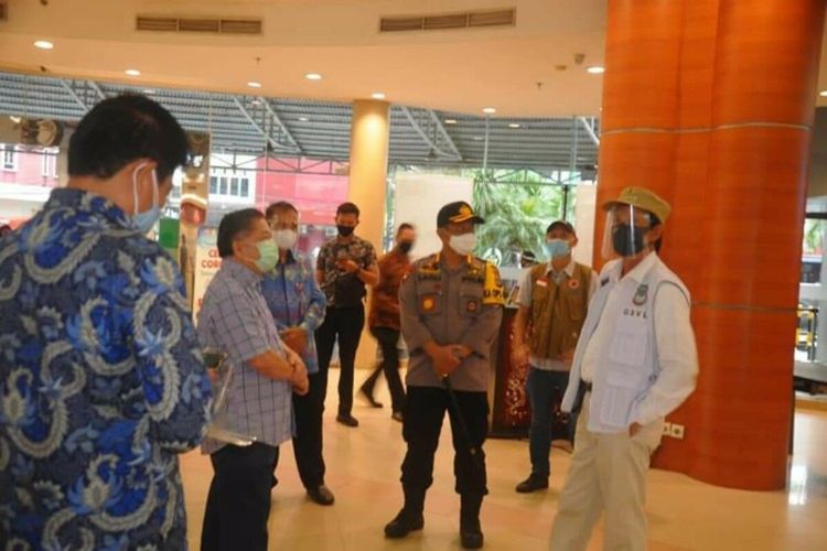 Wali Kota Manado Vicky Lumentut bersama Forkopimda tinjau kesiapan salah satu mal di Manado, Kamis (2/7/2020)