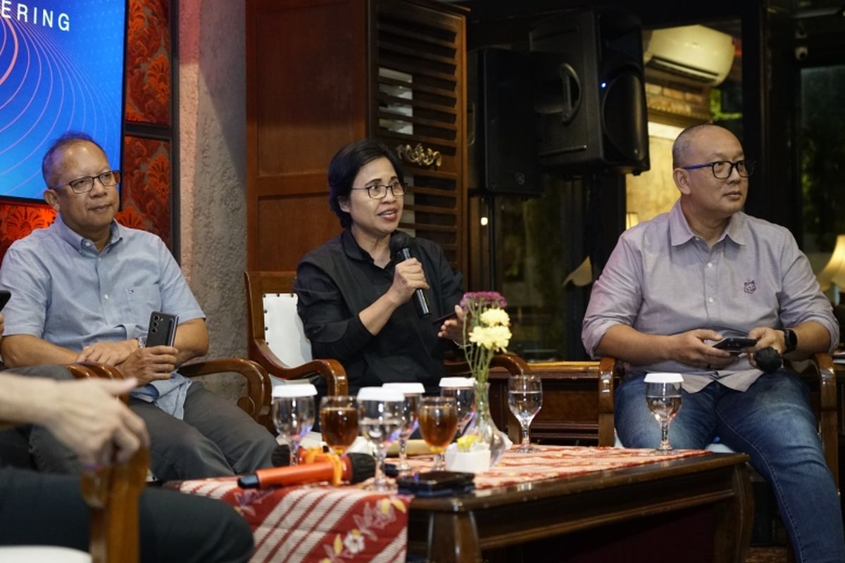 Direktur Enterprise and Business Service Telkom Venusiana (tengah) saat acara silaturahmi bersama beberapa pemimpin redaksi media di Jakarta (7/3/2025). 