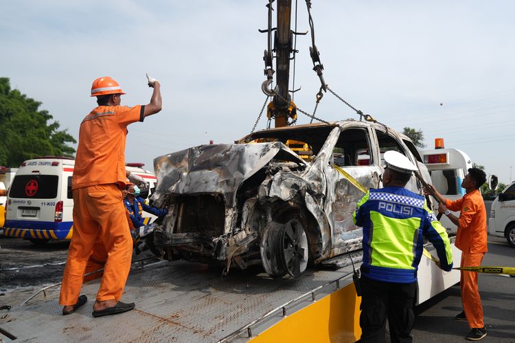 Petugas mengevakuasi bangkai kendaraan yang mengalami kecelakaan di Tol Jakarta-CIkampek KM 58, Karawang Timur, Jawa Barat, Senin (8/4/2024). Kecelakaan yang  melibatkan tiga kendaraan yaitu Bus Primajasa, Grand Max dan Daihatsu Terios tersebut mengakibatkan 12 orang tewas. ANTARA FOTO/Awaludin/Ak/nz