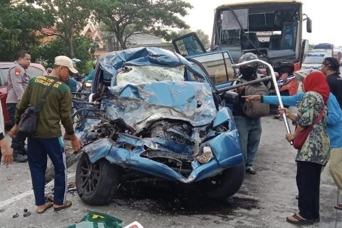 Kondisi mobil usai tabrakan dengan bus di Gresik, Kamis (10/4/2025).