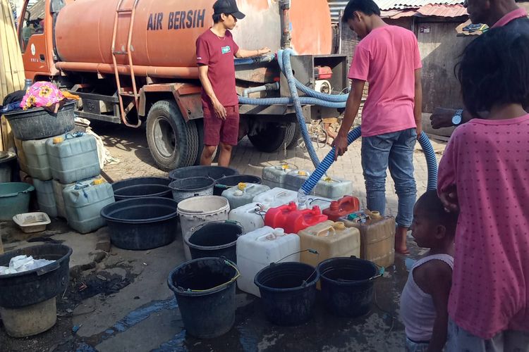 BPBD Kota Bima saat mendistribusikan air bersih untuk warga terdampak kekeringan, Rabu (21/6/2023).