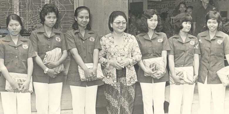 Ny. Tien Soeharto di kediamannya menerima para pemain bulutangkis yang berhasil meraih Piala Uber pada 1975.

Dalam foto tampak para pemain dengan bingkisan dari Ny. Tien bergambar bersama di teras Cendana, dari kiri: Utami Dewi, Taty Soemirah, Ny. Minarni, Ny. Tien Soeharto, Imelda Wiguna, Theresia Widiastuty dan Regina Masli.
