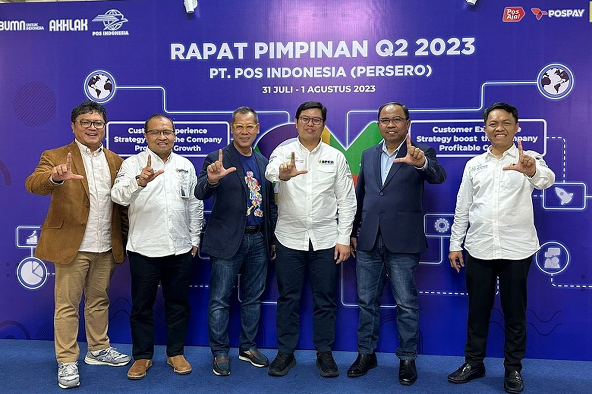 Perwakilan dari Pos Indonesia dan Bank Muamalat berfoto bersama.