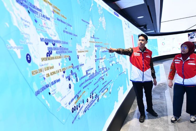 Terlihat para pekerja Pertamina sedang melakukan monitoring pasokan BBM dan LPG melalui satu dashboard terpadu di Pertamina Digital Hub.