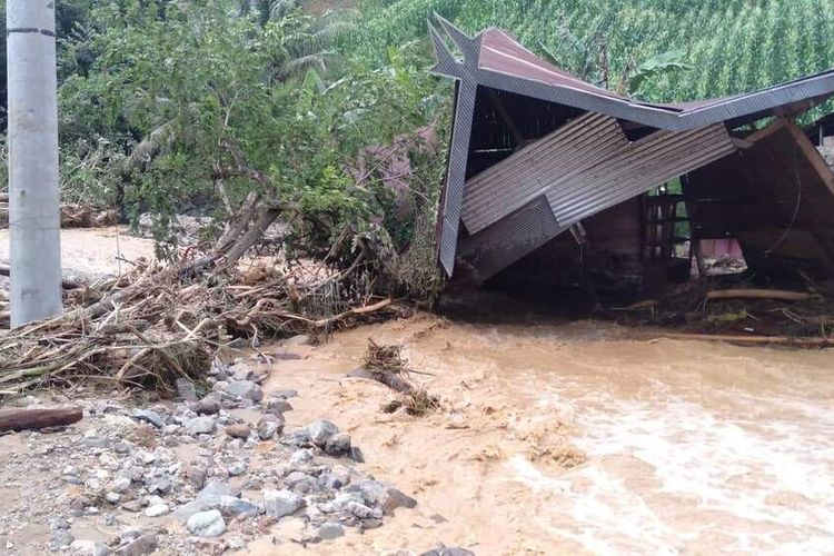 Salah satu rumah yang rusak akibat banjir dan longsor di Desa Uhaimate, Kecamatan Kalukku, Mamuju, Selasa (11/10/2022).