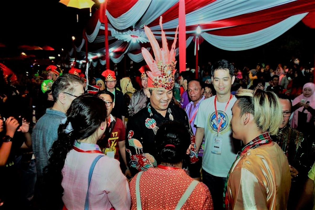 Wali Kota Semarang, Hendrar Prihadi, menghampiri wisatawan Asia yang menghadiri rangkaian acara perayaan ulang tahun ke-471 Kota Semarang yang jatuh pada 2 Mei 2018.