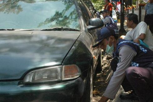 Parkir Sembarangan, Belasan Mobil Digembosi di Surabaya