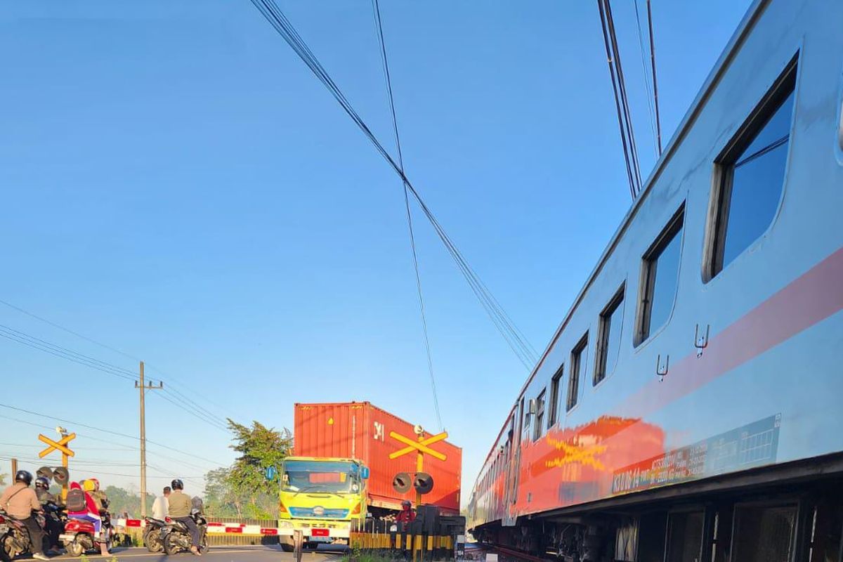 Truk kontainer yang berhenti di perlintasan daop 9 Jember nyaris ditabrak kereta api  