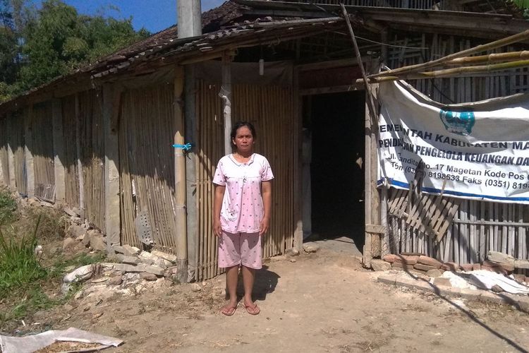 Surati ibu Indriana yang terpaksa tinggal di bekas kandang ayam karena kemiskinan.
