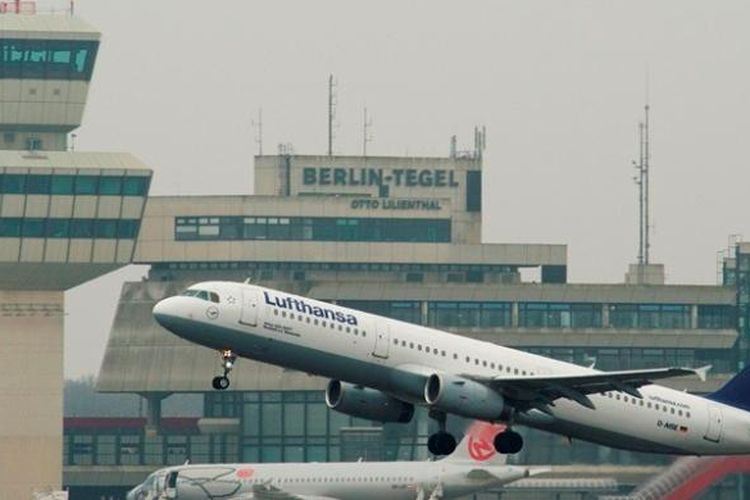 Sebuah pesawat milik maskapai penerbangan Lufthansa lepas landas dari bandara internasional Tegel, Berlin beberapa waktu lalu.