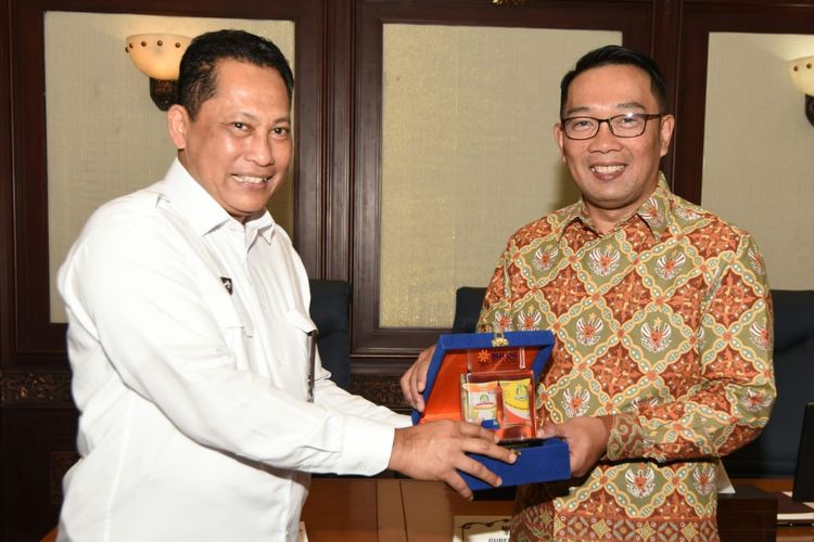 Gubernur Jawa Barat Ridwan Kamil bersama Direktur Utama Bulog Budi Waseso di Bandung. 