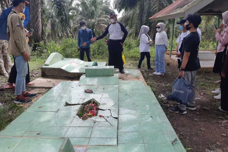 Lokasi makam yang diduga merupakan tempat penemuan prasasti Talang Tuwo peninggalan masa kerajaan Sriwijaya.