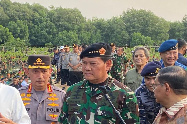 Panglima TNI Laksamana Yudo Margono saat acara puncak penanaman mangrove di Taman Wisata Alam, Angke Kapuk, Jakarta Utara, Senin (15/5/2023).