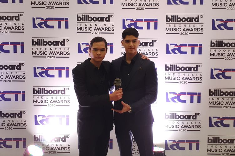 Al Ghazali dan Dul Jaelani membawa pulang Piala Billboard Indonesia Music Awards Digelar 2020 mewakili Dewa 19 di Studio RCTI, kawasan Kebon Jeruk, Jakarta Barat, Rabu (26/2/2020).