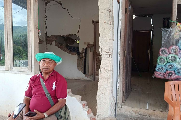 Memasuki Musim Hujan, Pengungsi Gempa di Manggarai Barat Bangun Hunian Darurat dari Kayu