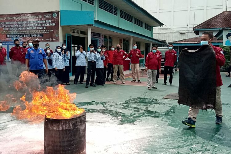 Petugas Lapas Kelas IIB Blitar menggelar latihan pemadaman kebakaran, Selasa (14/9/2021)