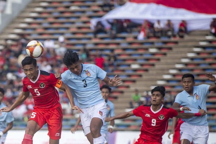 Pemain Timnas Indonesia U-22 Rizky Ridho (kiri) berebut bola dengan pemain Timnas Myanmar Thet Hein Soe (kedua kiri) saat pertandingan Grup A Sepak Bola SEA Games 2023 di National Olympic Stadium, Phnom Penh, Kamboja, Kamis (4/5/2023). ANTARA FOTO/M Agung Rajasa/rwa.