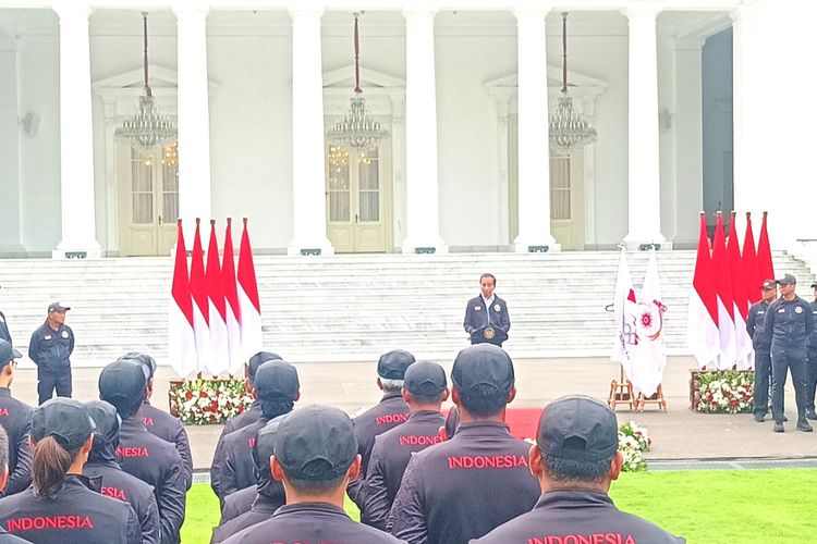 Presiden Joko Widodo saat melepas kontingen atlet Indonesia yang akan berlaga di Asian Games 2023, Hangzhou, China.  Pelepasan tersebut digelar di halaman Istana Merdeka, Selasa (19/9/2023) sore.