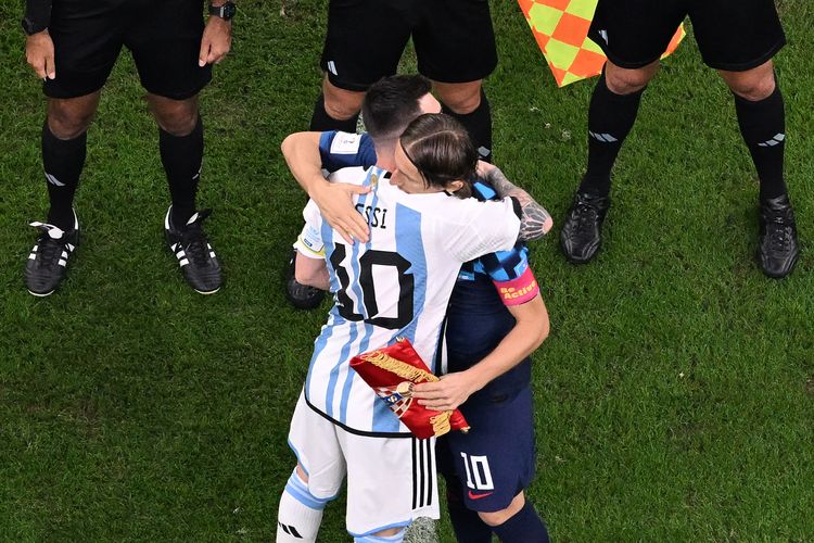 Penyerang Argentina Lionel Messi memeluk gelandang Kroasia Luka Modric sebelum dimulainya pertandingan semifinal Piala Dunia 2022 Qatar antara Argentina vs Kroasia di Stadion Lusail di Lusail, utara Doha pada Rabu 14 Desember 2022 dini hari WIB.