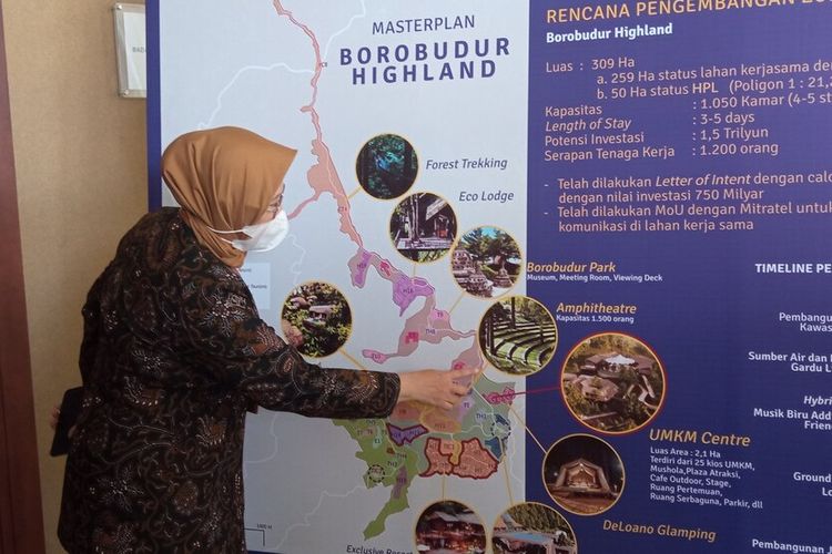 Indah Saat menunjukkan Master Plan Borobudur Highland, Sabtu (11/12/2021)